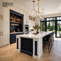 Meubles de cuisine bicolores BEIMEI, bleu marine américain, bar à vin intégré, îlot en marbre Calacatta, meubles sur mesure pour villa.