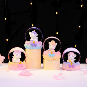 La popolare sfera di cristallo illuminata, una decorazione natalizia a forma di cartone animato nel paese delle meraviglie tra le nuvole, è un regalo creativo e - Product Image 1