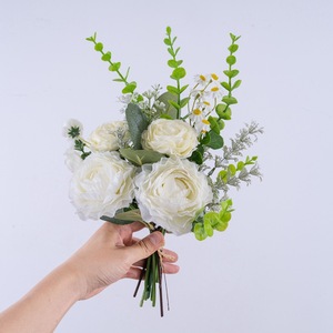 Bouquet de fleurs artificielles Yunshui Chanxin Lu Lian, roses blanches avec eucalyptus pour la décoration de la maison et des mariages CF01345 - Product Image 2