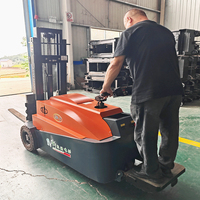 Transpalette électrique compact de 0,5 tonne, hauteur de levage de 3000 mm et conception peu encombrante pour les applications de vente au détail, 4 roues motrices