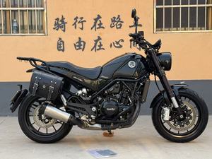 Moto rétro vintage d'occasion Benelli pour le voyage et le sport – Moto élégante et stylée 500, style luxueux, design raffiné - Product Image 2