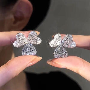 E4405 Orecchini a lobo con fiore in oro bianco e zirconi incastonati a canale, stile classico da festa per donna - Product Image 3