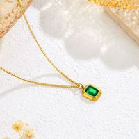 Collier avec chaîne à maillons en plaqué or 18 carats vintage Collier en acier inoxydable avec pendentif en pierres précieuses vertes Bijoux design pour femmes