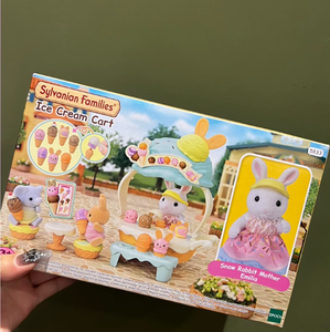 Calico Critters <span class=keywords><strong>Sylvanian</strong></span> <span class=keywords><strong>Families</strong></span> Chariot à glaces avec figurine Mère Lapin des Neiges, boîte surprise, accessoire inspiré, cadeau de collection - Product Image 1