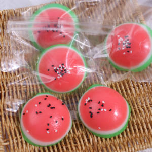 Juguete de simulación de sandía redonda favorito de los niños, de plástico, para apretar, con tacto cremoso, divertido, para aliviar el estrés y amasar. - Product Image 1