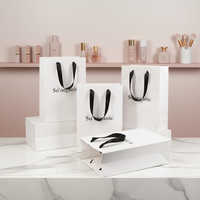 Sac d'emballage pour bijoux en papier d'art blanc enduit, taille personnalisée A3 A4 A5 A6, pour cadeau cosmétique avec poignée en ruban
