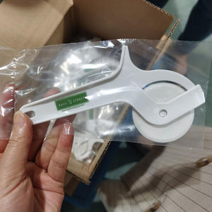 قطاعة بيتزا بالجملة ، قطاعة وشوكة ، قطاعة عجلة بيتزا دائرية ، قطاعة بيتزا بلاستيكية آمنة على الغذاء - Product Image 5