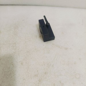 Ensemble de loquet de cabine d'excavatrice Hyundai HX60W 71M8-01091 Pièce de verrouillage d'origine - Product Image 1