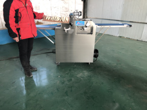 Machine à fabriquer des <span class=keywords><strong>croissants</strong></span> Ligne de production de <span class=keywords><strong>croissants</strong></span> entièrement Mouleur/rouleau/cutter à <span class=keywords><strong>croissants</strong></span> en stock au meilleur prix à vendre - Product Image 3