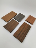 Planche de terrasse extérieure traditionnelle en composite bois-plastique co-extrudé, étanche, creuse, brossée, avec motif 3D en relief