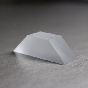 Prisma de Canto em Cubo de Vidro Óptico Personalizável BK7 UV, Sílica Fundida, Safira, ZnSe, CaF2, Si com Revestimento Antirreflexo Marca Ruike 0.1g - Product Image 1