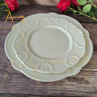 Ensemble de vaisselle en céramique de style cour française assiette en porcelaine osseuse en relief blanc laiteux plateau en porcelaine d'hôtel assiette à pâtes de style occidental