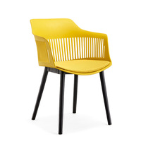 Chaise de salle à manger moderne en plastique avec revêtement en lin, dossier rembourré simple et doux, idéale pour restaurant, salon de thé, pâtisserie, ou pour les négociations.