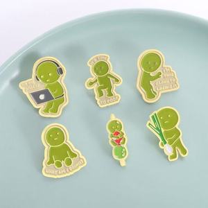 Venta al por mayor de moda SMISKI muñeca de dibujos animados alfileres de esmalte suave lindo esquina pequeña persona estilo Metal Pin insignia fundición al por mayor moda - Product Image 3