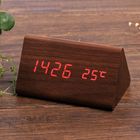 Di alta qualità LED sveglia digitale ufficio elettrico Monitor di temperatura di umidità per la casa triangolo decorativo tavolo in legno vendita calda