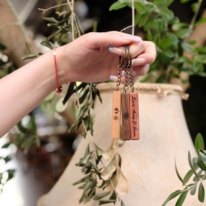 Promocional personalizado espacios en blanco DIY barra de madera llavero 4 caras grabado láser llavero de madera para regalo - Product Image 2