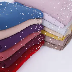 ใหม่มาเลเซียขายส่งที่มีคุณภาพสูงสีเดียวรีดผ้าเพชรผ้าพันคอยาวที่มีพอร์ซเลนเครื่องประดับมุกชีฟองฮิญาบ