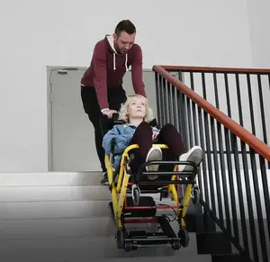 Mobile In Kursi Roda <span class=keywords><strong>Platform</strong></span> Pengangkat Tangga Lipat Portabel untuk Transfer Pasien Elektrik Penyandang Cacat - Product Image 1