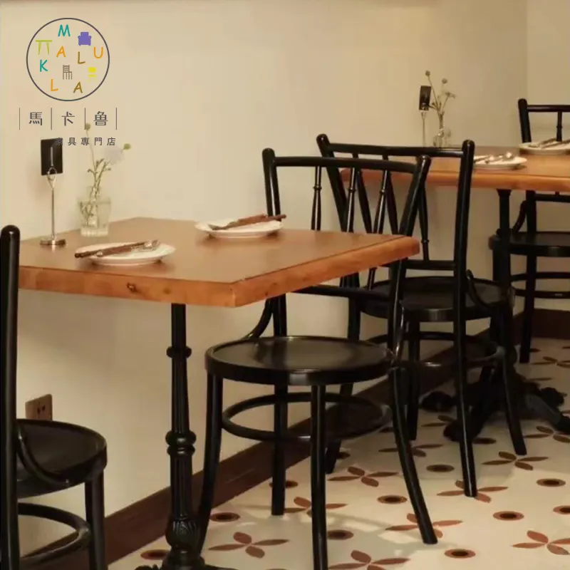 A tabela de jantar quadrada com madeira maciça cobre a tabela nórdica retro do café do restaurante com pés do ferro fundido