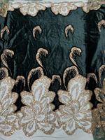 Tissu en velours violet K/C brodé de dentelle tissée, orné de paillettes dorées lourdes, de perles et de strass pour robe africaine Aso