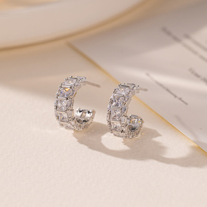 Boucles d'oreilles créoles plaquées or 14 carats, serties de zircons, géométriques, pour usage quotidien, style luxe léger, options couleur argent et or - Product Image 3