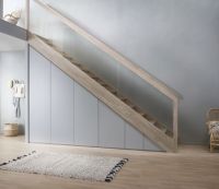 Armoire sous-escalier sur mesure avec tringle de suspension et étagères ouvertes – Solution de rangement moderne pour l'entrée de la maison