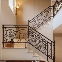 Beau garde-corps et main courante en fer forgé moderne pour escaliers intérieurs, mur