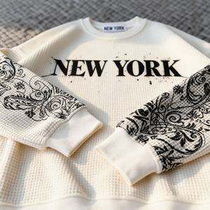 ผู้ผลิตเสื้อผ้า เสื้อฮู้ดดี้ทรงบ็อกซี่ พิมพ์ลายดิจิทัลสไตล์เรโทรแนวสตรีท แบบใหม่ ตัดเย็บตามสั่ง ไหล่ตก ทรงโอเวอร์ไซส์ ผ้าวาฟเฟิลถัก คอกลม - Product Image 2