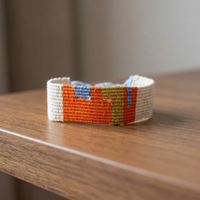 Pulsera Tejida a Mano de Algodón Sstringz, Color Blanco Marfil, Naranja, Dorado y Azul Cielo, Patrón Geométrico, Accesorio de Moda Ajustable