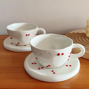Tasse à café et soucoupe en céramique au design mignon, motif floral peint à la main, tasse à café et soucoupe en céramique cerise - Product Image 2