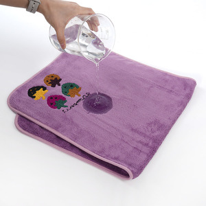 Toalla Facial de Felpa Coral Kim Ryan 34x74cm con Diseño de Fresa Bordado, Suave, Absorbente y de Secado Rápido - Product Image 2