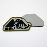 Écusson en silicone 3D surélevé personnalisé en forme de montagne irrégulière, badge logo en caoutchouc sur tissu, étiquette à coudre pour chapeau bob et vêtements d'extérieur