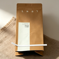 Sachet de café personnalisé imprimé avec soufflet latéral, fermeture à boucle métallique et valve de dégazage unidirectionnelle pour l'emballage des grains de café