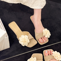 Mules à talons hauts de 7 cm pour femmes, à enfiler, avec accent floral et bride unique, sandales décontractées pour les vacances