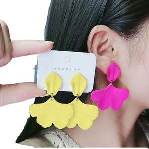 Pendientes colgantes con forma de flor para mujer, joyería de resina acrílica amarilla y rosa, estilo de fiesta - Product Image 1