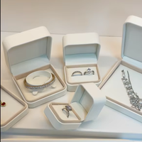 Lot de 100 boîtes à bijoux en cuir PU FANDIJI pour bagues, colliers et bracelets, avec personnalisation de logo disponible et gravure de caractères métalliques