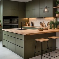 Lemari Dapur Modern Warna Hijau Zaitun dengan Pulau Dapur Kayu Alami, Set Kabinet Panel Datar Matt dengan Lampu LED & Rak Kayu Terbuka