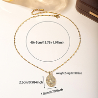 Collar con colgante de moneda ovalada clásica en tono dorado con halo de circonitas redondas y engaste pavé, estilo religioso, ideal para regalo de fiesta