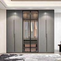 Closet Moderno Personalizado com Acabamento em Vidro Brilhante e Móveis de Madeira para Quarto
