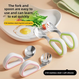 Cuchara de entrenamiento <span class=keywords><strong>para</strong></span> bebés Yuanbao, mango de silicona, tenedor doblado de acero inoxidable 316, diseño de dibujos animados, tipo taza, caja de vajilla al por mayor - Product Image 5