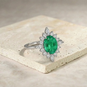 Anillo de Halo con Esmeralda en Plata de Ley, Anillo de Compromiso con Esmeralda Ovalada, Anillo de Halo con Diamantes Vintage, Regalo de Piedra de Nacimiento de Mayo para Ella - Product Image 5
