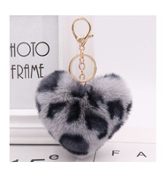Porte-clés à pompon en forme de cœur avec boule de fourrure et pendentif en peluche