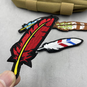 Patchs Cœur Brodés Plumes et Paillettes Thermocollants Écologiques en Toile Résine Marque Quniu pour Vêtements et Accessoires - Product Image 2