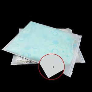 Bolsas transparentes reciclables para ropa, con superficie mate, asa de mano, cremallera esmerilada, de plástico PE, para camisetas, calcetines, zapatos y documentos. - Product Image 6