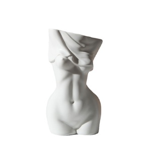 Vaso decorativo moderno bianco opaco per il corpo vaso in porcellana d'arte fatta a mano con fiori irregolari per matrimoni in 2022 - Product Image 1