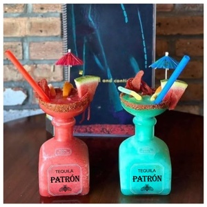 Bouteille de tequila en plastique réutilisable personnalisée de 750 ml avec <span class=keywords><strong>verre</strong></span> à <span class=keywords><strong>margarita</strong></span> géant arc-en-ciel pour les fêtes - Product Image 5