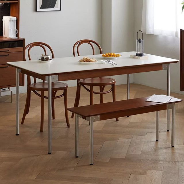 Space-Saving Modern European-Style Solid Wood Dining Table Durable Expandable Design for Apartment Hotel Use 6-Seater Dining