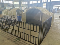 Grand enclos pour veaux en 3 parties avec clôture galvanisée, abri extérieur en plastique anti-UV pour animaux de ferme