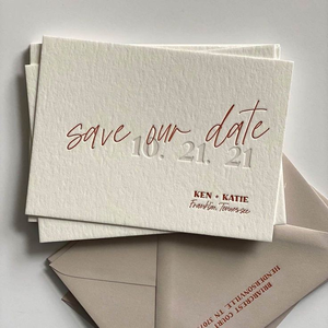 <span class=keywords><strong>Carte</strong></span> d'invitation <span class=keywords><strong>de</strong></span> <span class=keywords><strong>mariage</strong></span> en papier coton épais 800g, couleur ivoire, avec logo personnalisé, impression offset, <span class=keywords><strong>texte</strong></span> en relief - Product Image 1