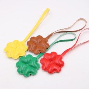 Llavero de Cuero PU con Trébol de Cuatro Hojas, Colgante para Bolsos, Accesorio Decorativo, Regalo para Bolsos y Camisetas, Disponible en Stock - Product Image 1